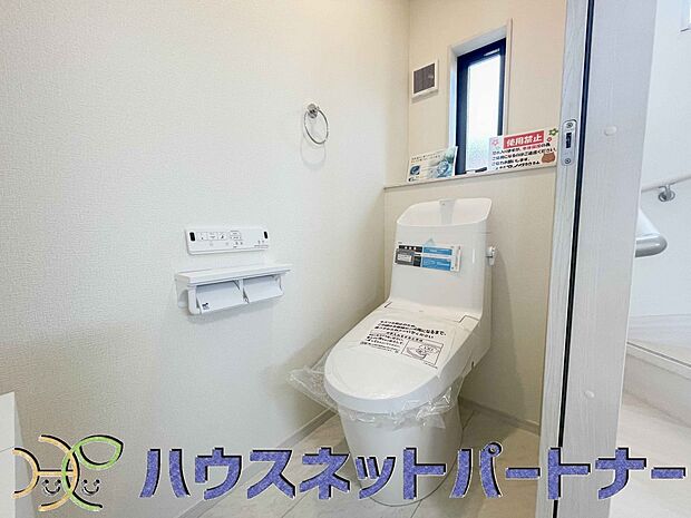 小窓を設置する事により明るく、通気性の良いトイレとなっております。中はゆとりのある大きさを確保しておりますので、ゆったりとお使い頂けます。