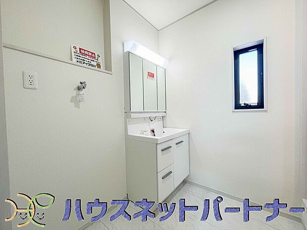 明るい清潔感のある洗面所は、鏡も大きくシンクが広々。朝の支度も楽にこなせます。