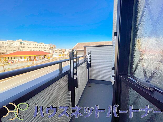 青い空が近くに感じるバルコニーは、爽やかな風をお部屋へ運んでくれます。