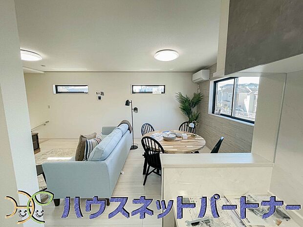 明るく開放的なオープンキッチン。家族とのコミュニケーションが取りやすく、みんなの笑顔が溢れます。