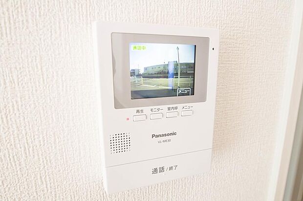 同仕様:【TVモニター付インターホン】 来訪者の様子を室内TVモニターでチェック。対応したくないセールスを断りやすく、子どもに留守番をさせるときも安心。不在時の来訪者を録画でき、犯罪抑止効果も期待でき