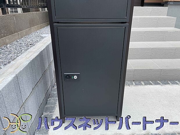 宅配ボックス。好きな時間にいつでも荷物を受取れるため、到着時間を気にして自宅で待機したり、再配達の連絡をする手間がかかりません。共働きなど不在が多い方、ネット通販の利用が多い方に大変便利。