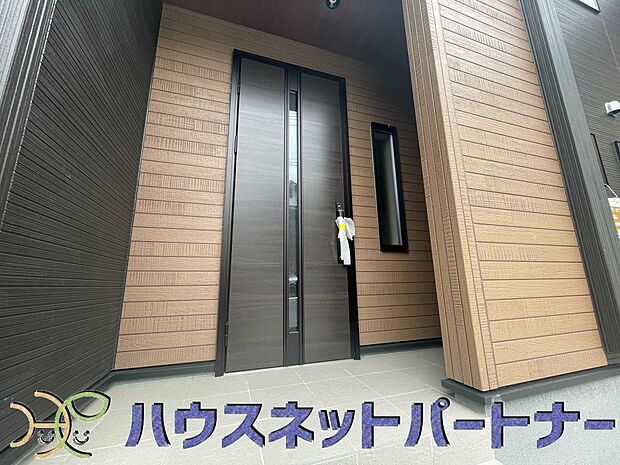 玄関の扉を開けるとそこは家族の待つお家。笑い声が聞こえてきそう。