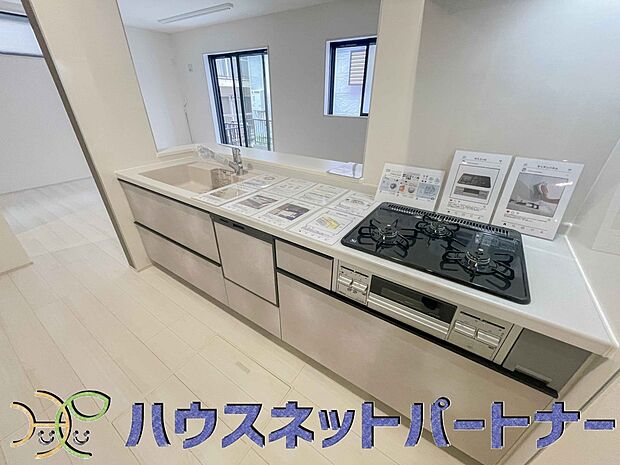三口コンロで料理の幅を拡げてくれる使いやすいシステムキッチンを採用。洗い場も大きいので野菜や食器を洗ったりする際にも捗り、奥様の強い味方となってくれるはずです。