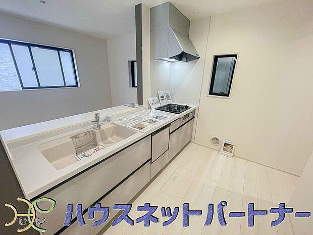 キッチン吊戸棚を無くす事によって、コミュニケーションを重視した設計に致しました。区画によって変わる一体感を、実際にご覧になって頂けましたらと思います。 