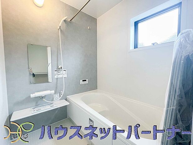 明るい作りの浴室は心も体もリフレッシュさせてくれます。窓もあるので湿気を外へ逃がすことも出来ます。