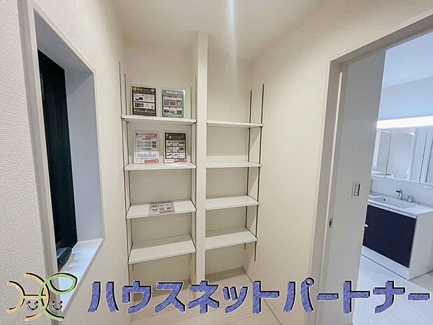 タオルやパジャマ、下着、掃除用品などランドリーに置きたいアイテムを一気に収納してくれる、あると便利サニタリー収納。