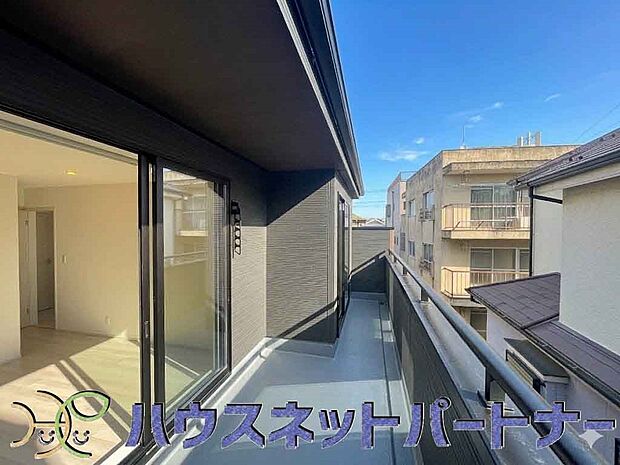 青い空が近くに感じるバルコニーは、爽やかな風をお部屋へ運んでくれます。