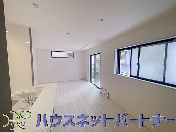 お料理できたらカウンターから手渡しができます。家族で会話をしながらお料理を楽しく。