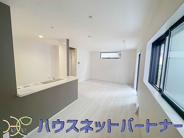 明るく開放的なダイニング。家族とのコミュニケーションが取りやすく、みんなの笑顔が溢れます