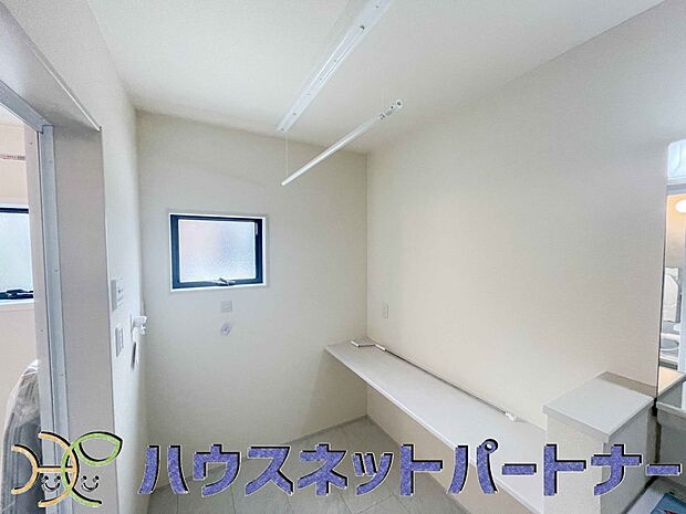 洗面室のある脱衣所は広々。脱いだお洋服をそのままお洗濯。