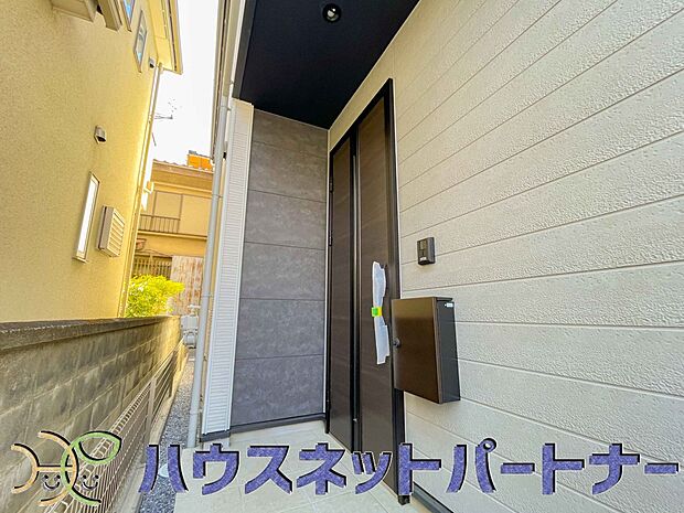 玄関の扉を開けるとそこは家族の待つお家。笑い声が聞こえてきそう。