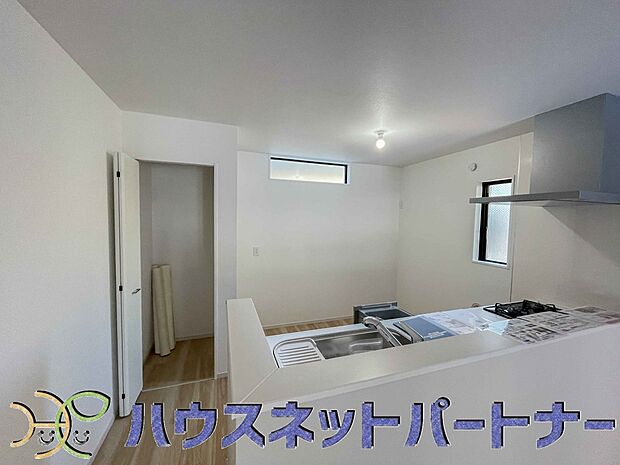 人工大理石のワークトップやシンクは、水を流しただけできれいになったように見えます。白いキッチンは明るく清潔感があり、とっても素敵です。