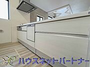 カウンターキッチンは広くて収納力もあるので、快適に料理をすることができます。食器や炊事用具を手の届くところに配置しやすいため調理もスピーディーです。