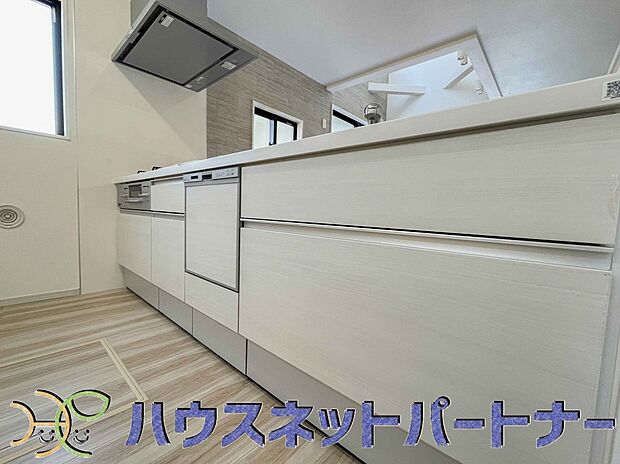 カウンターキッチンは広くて収納力もあるので、快適に料理をすることができます。食器や炊事用具を手の届くところに配置しやすいため調理もスピーディーです。