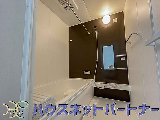 冬場にはヒヤッとしないように暖房機能、梅雨の時期には乾燥等、機能的で清潔感溢れる浴室。快適・清潔な空間で心も体もオフになる時間を楽しむことが可能です。