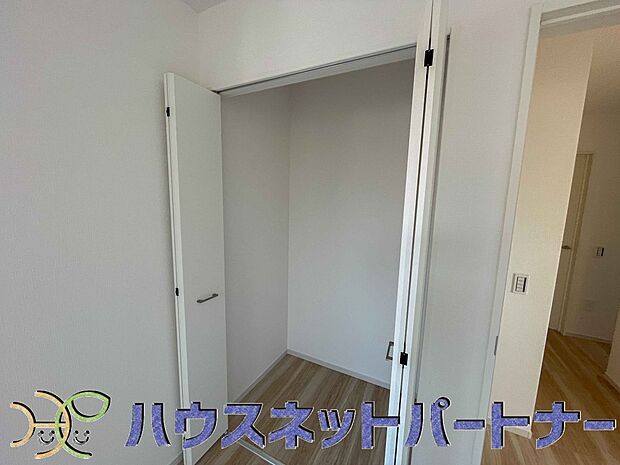 多くの人がお困りの住まいの収納。壁面クローゼットがあればタンスを置く必要がなく、出っ張りのないスッキリ空間を維持できます。限られたスペースを有効に活用できそう。