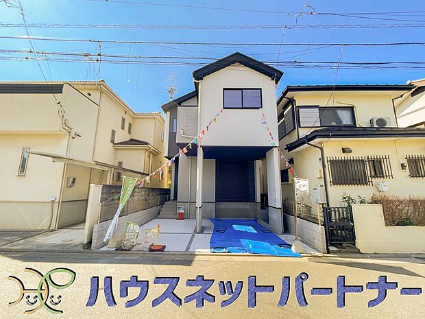 堂々たる趣ながら、主張し過ぎずどこか余裕を感じさせるシャープなフォルムで佇む邸宅は、晴天の空と照らし合わせる事で、本来あるべき完成形の姿を見せてくれます。