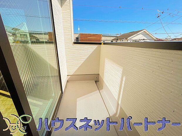 青い空が近くに感じるバルコニーは、爽やかな風をお部屋へ運んでくれます。