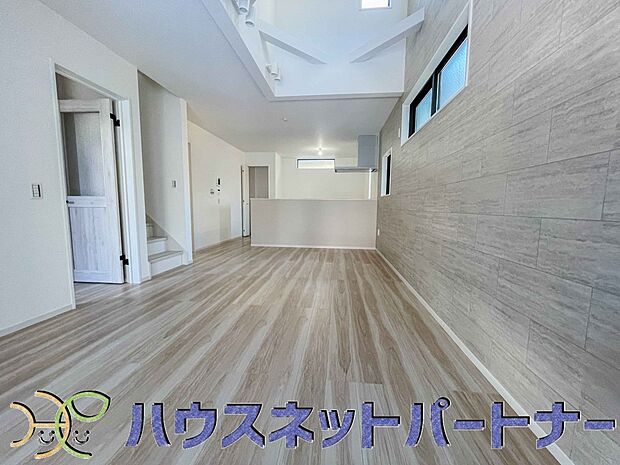 リビングは、食事スペースと寛げる場所設けてもまだ余裕の広さ。明るい光が照らしてくれます。