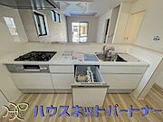 食洗機完備なので冬場の冷たい洗い物や忙しい主婦だからこそ食洗機をかけてる間に他の家事をこなすこともできちゃいますね。