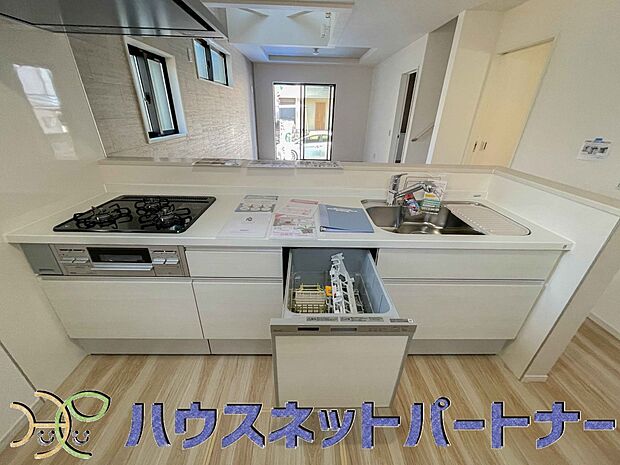 食洗機完備なので冬場の冷たい洗い物や忙しい主婦だからこそ食洗機をかけてる間に他の家事をこなすこともできちゃいますね。