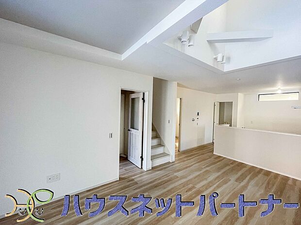 キッチンカウンターがあると配膳が楽なことがメリットの一つ。後片付けをするときも、ダイニングテーブルからあまり動かずに流し台へ運ぶことができるので便利です♪