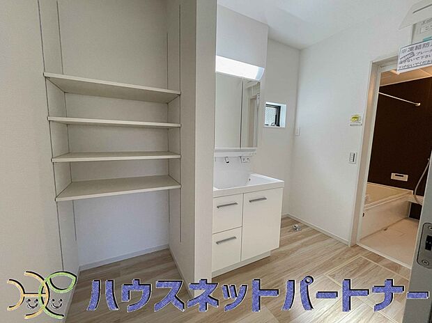 タオルやパジャマ、下着、掃除用品などランドリーに置きたいアイテムを一気に収納してくれる、あると便利サニタリー収納。