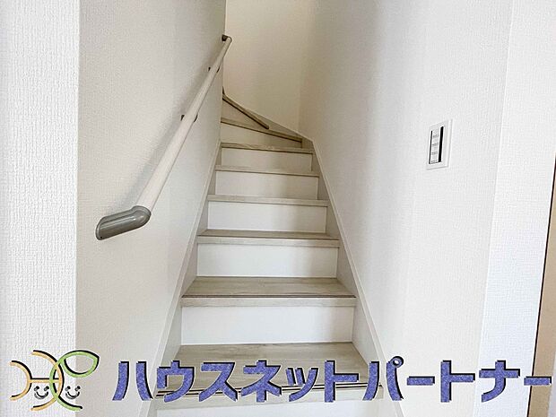 手すりがないと階段の昇り降りで危険なことはもちろん、壁に手をつきながら歩くことで壁紙が汚れやすくなります。すべての方に安心して昇り降りしていただくため、手すりを設置しました。