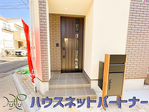 宅配ボックス。好きな時間にいつでも荷物を受取れるため、到着時間を気にして自宅で待機したり、再配達の連絡をする手間がかかりません。共働きなど不在が多い方、ネット通販の利用が多い方に大変便利。