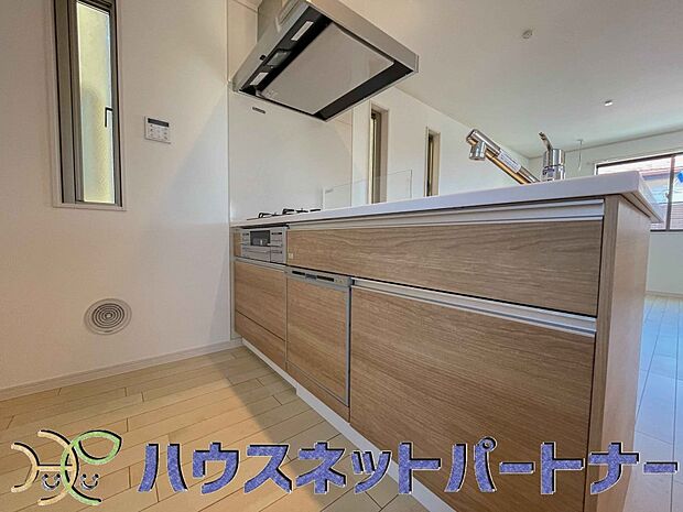 木目調のキッチンは落ち着いた雰囲気で収納もたくさん。嬉しい食洗器付です。汚れも目立ちません。