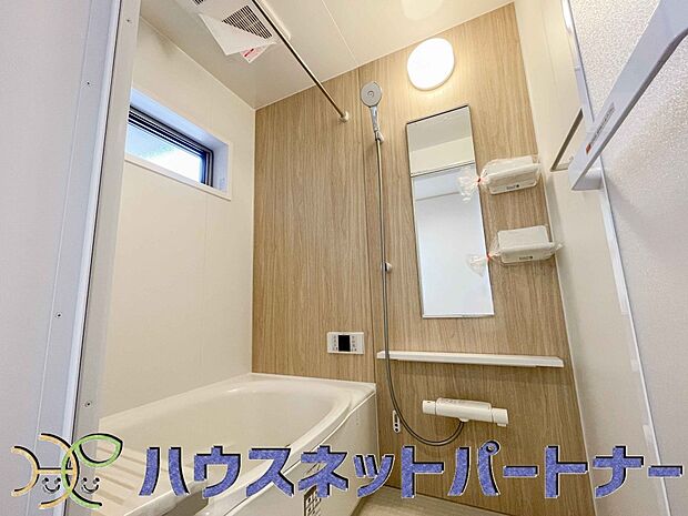 冬場にはヒヤッとしないように暖房機能、梅雨の時期には乾燥等、機能的で清潔感溢れる浴室。快適・清潔な空間で心も体もオフになる時間を楽しむことが可能です。