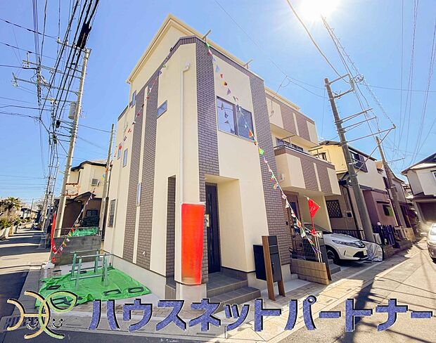 堂々たる趣ながら、主張し過ぎずどこか余裕を感じさせるシャープなフォルムで佇む邸宅は、晴天の空と照らし合わせる事で、本来あるべき完成形の姿を見せてくれます。