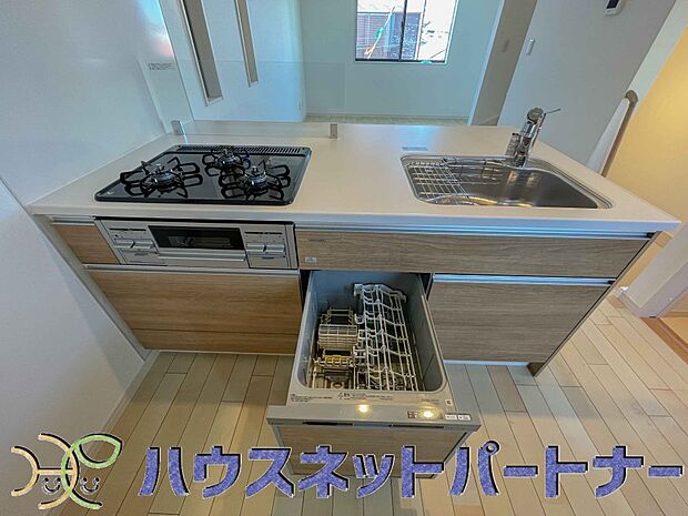 三口コンロで料理の幅を拡げてくれる使いやすいシステムキッチンを採用。洗い場も大きいので野菜や食器を洗ったりする際にも捗り、奥様の強い味方となってくれるはずです。