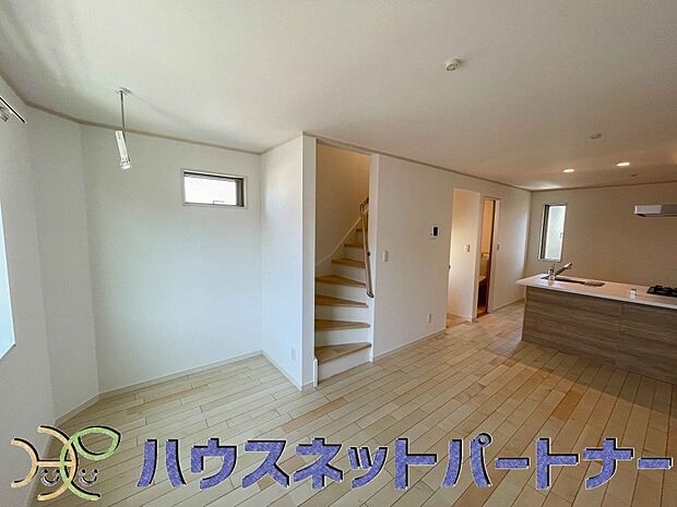 リビングは、食事スペースと寛げる場所設けてもまだ余裕の広さ。明るい光が照らしてくれます。