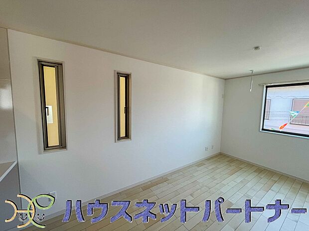 リビングは、食事スペースと寛げる場所設けてもまだ余裕の広さ。明るい光が照らしてくれます。