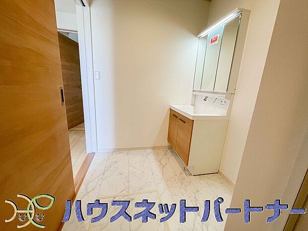 毎日使う洗濯機。しっかりと奥行きのある置き場が確保されています。