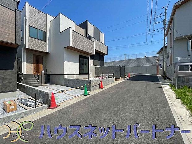 前面道路でお車を駐車するのも楽々。
