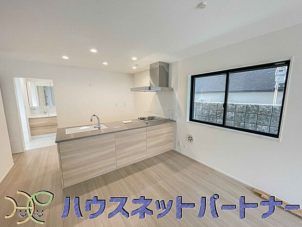 カウンターキッチンなら、リビングで遊ぶ子供の様子を見ながら料理ができるので安心です。