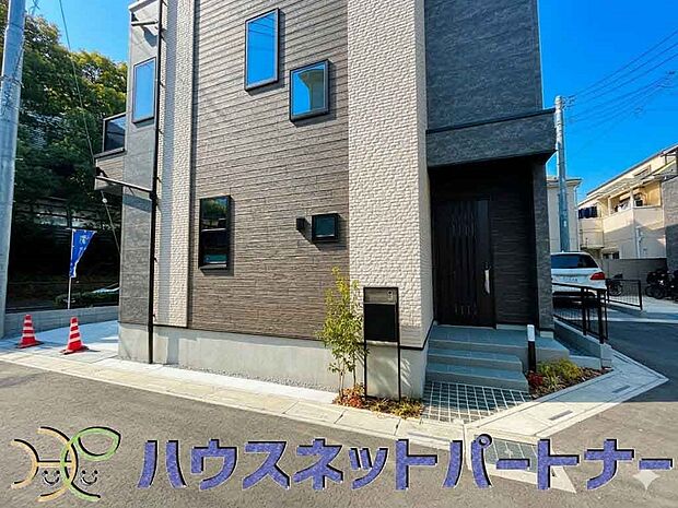 玄関の扉を開けるとそこは家族の待つお家。笑い声が聞こえてきそう。