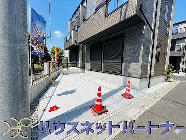 駐車場がある戸建を持つ最大のメリットは、駐車場代金を支払い続ける必要がないことです。賃貸住宅に住んでいる方が、戸建の購入を考えるきっかけに挙げることが多いようです。