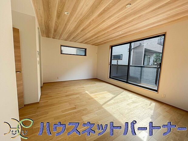 リビングは、食事スペースと寛げる場所設けてもまだ余裕の広さ。明るい光が照らしてくれます。