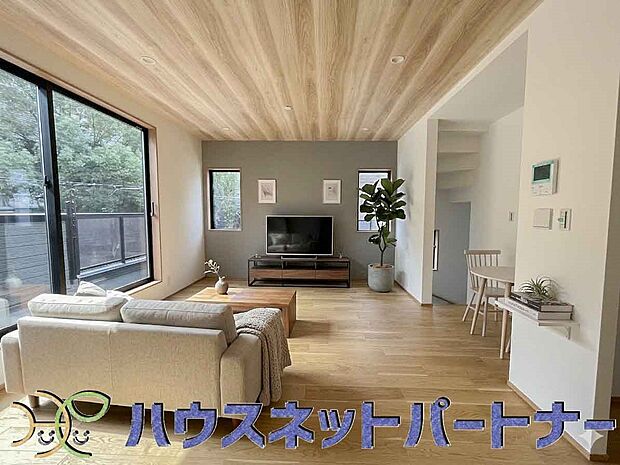 陽だまりのある光彩豊かなリビングは、何よりも快適で心休まる時間を過ごせます。