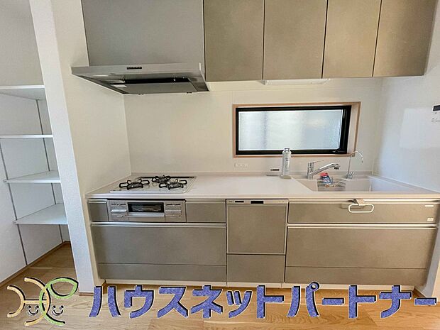 ビルトイン食器洗乾燥機完備。家事のお手伝いをしてくれる奥様の味方です。食器を洗っている間にお掃除など、様々なシーンで家事の時短に役立つ食洗機。省スペースのビルトインタイプを採用致しました。
