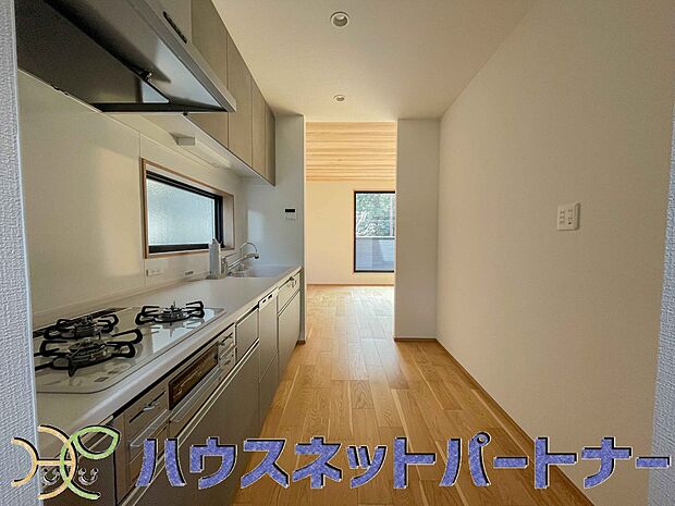 明るい自然光が入る作業スペースを多くとった壁付けキッチン採用。夫婦揃ってキッチンに立っても調理がしやすく、家事をしながら会話も弾みます。食器類もすっきりと片付く収納力。