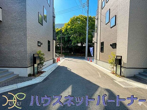 前面道路の日当たりの良い明るいお家。