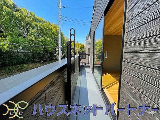 バルコニーから差し込む陽光・通風は、住環境・快適性と共に有り続ける貴重な「財産」です。この新築戸建に住まう事で手に入れるものは、きっと日常にとっても貴重な存在となるはずです。