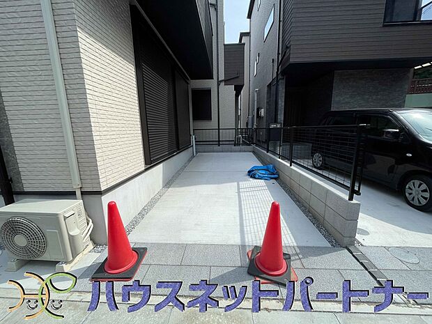 駐車場がある戸建を持つ最大のメリットは、駐車場代金を支払い続ける必要がないことです。賃貸住宅に住んでいる方が、戸建の購入を考えるきっかけに挙げることが多いようです。