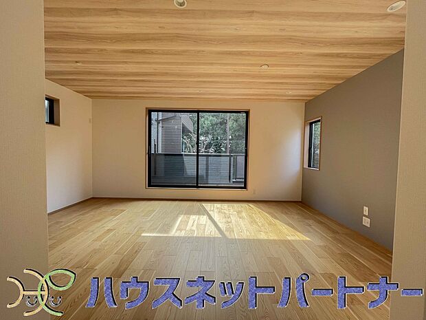 リビングは、食事スペースと寛げる場所設けてもまだ余裕の広さ。明るい光が照らしてくれます。