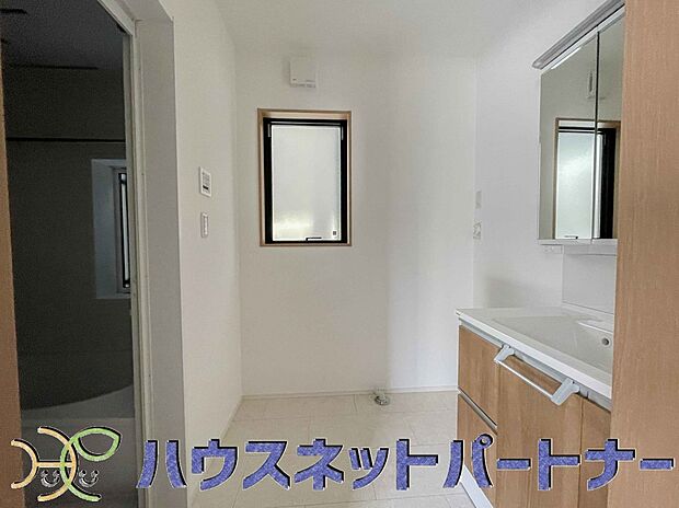 広い脱衣所、洗面台も大きなサイズを設置。建売では見ない広さと解放感。